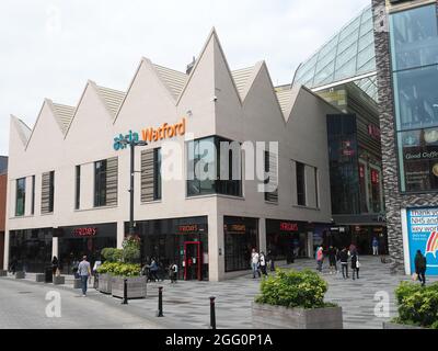Blick auf den Eingang zum Atria Einkaufszentrum im Stadtzentrum von Watford. Früher das Intu Einkaufszentrum Stockfoto