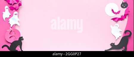 Niedliches Halloween-Banner mit Textbereich. Kawaii schwarze Katzen, lebendige lila Papierfledermäuse, rosa Kürbisse, Süßigkeiten, lustige weiße Geister. Panorama flach liegen auf Stockfoto
