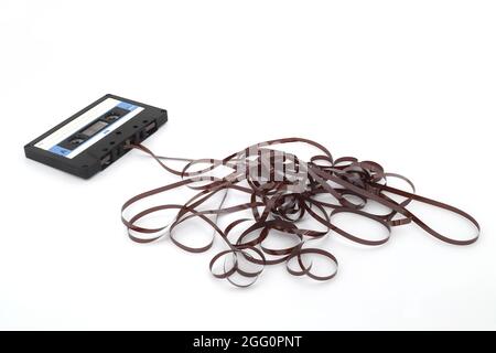 Dies zeigt ein bekanntes Problem mit den altmodischen Kompaktkassetten: Das Band, das früher herauskam, machte die Kassette nutzlos. Vintage Compact cass Stockfoto