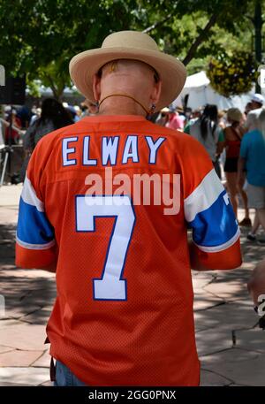 Ein Mann trägt ein Souvenir John Elway Fußballtrikot. Elway war von 1983 bis 1998 ein Quarterback für die NFL Denver Broncos. Stockfoto