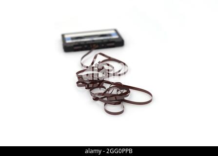 Dies zeigt ein bekanntes Problem mit den altmodischen Kompaktkassetten: Das Band, das früher herauskam, machte die Kassette nutzlos. Vintage Compact cass Stockfoto