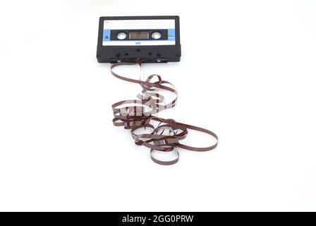 Dies zeigt ein bekanntes Problem mit den altmodischen Kompaktkassetten: Das Band, das früher herauskam, machte die Kassette nutzlos. Vintage Compact cass Stockfoto