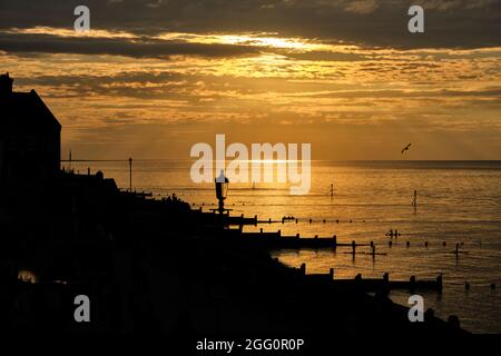 Eine Silhouette des Sonnenuntergangs über Sheringham Stockfoto