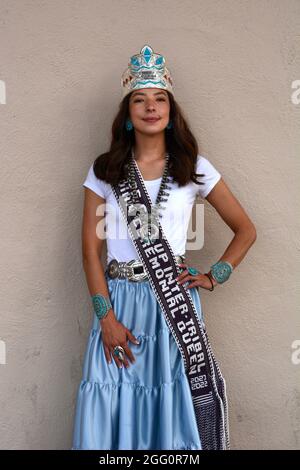 Amber Ballenger, die Miss Gallup intertribal Ceremonial Queen aus dem Jahr 2021-2022, posiert auf dem Santa Fe Art Market in New Mexico für Fotos. Stockfoto