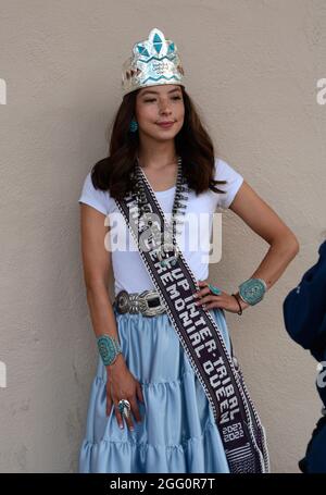 Amber Ballenger, die Miss Gallup intertribal Ceremonial Queen aus dem Jahr 2021-2022, posiert auf dem Santa Fe Art Market in New Mexico für Fotos. Stockfoto