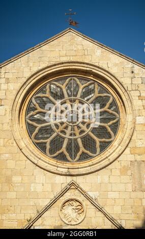 Zwölfblättrige Rosette an der Hauptfassade der Kirche Santa Maria do Olival in Tomar, Portugal. Stockfoto