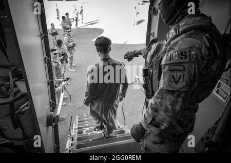 Am 23. August 2021 treffen Evakuierte mit einem C-17 Globemaster III-Flugzeug auf dem Ali Al Salem Air Base, Kuwait, ein. US Air Force Airmen helfen bei der Evakuierung von Amerikanern und alliierten Zivilpersonen aus Afghanistan. (USA Luftwaffe Foto von Staff Sgt. Daryn Murphy) Stockfoto