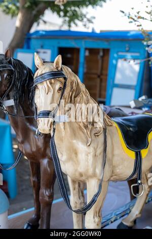 Weiß und braun Kunststoff Pferd Ornament. Heim und Dekoration. Nahaufnahme. Stockfoto
