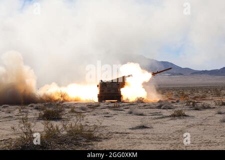 Ein M270-Multiple-Launch-Raketensystem der US-Armee, das Bravo Battery 2. Bataillon, 82. Field Artillery Regiment, 3. Armored Brigade Combat Team, Fort Hood, Texas, zugewiesen wurde, feuert während der Durchführung von Live-Feueroperationen während der entscheidenden Aktionsrotation 19-03 im National Training Center, Fort Irwin, Kalifornien, 24. Januar 2019. Die Drehungen der entscheidenden Aktion im NTC stellen sicher, dass Kampfteams der Armeebrigade vielseitig, reaktionsschnell und für aktuelle und zukünftige Eventualitäten stets verfügbar bleiben. (USA Armeefoto von PFC. Kamryn Guthrie, Operations Group, National Training Center) Stockfoto