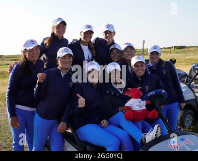 Die Spieler des US-Teams posieren für ein gemeinsames Foto während des Curtis Cup Day 2 2021 - Nachmittag Fourballs Foursomes im Conwy Golf Club, Conwy, Wales am 27/8/ Stockfoto