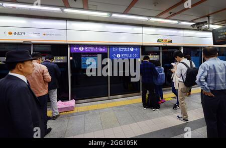 Passagiere, die in Seoul, Korea, in den U-Bahn-Zug einsteigen. Stockfoto