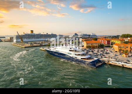 Am späten Nachmittag, am frühen Abend Blick auf den Kreuzfahrthafen von Venedig mit mindestens fünf großen Kreuzfahrtschiffen im Hafen, Venedig, Italien. Stockfoto