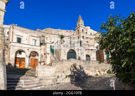 Der Glockenturm der Chiesa di San Pietro Barisano, oder Kirche des heiligen Petrus, im sassi-Viertel der antiken Stadt Miera, Italien. Stockfoto