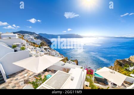 Die weiß getünchten Hügel Stadt Oia, Griechenland, mit Cafés und Hotels mit Blick auf das Ägäische Meer und die Caldera. Stockfoto