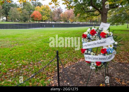 Vietnam Memorial, Gedenktafel zu Ehren derjenigen, die an der Exposition gegenüber Agent Orange, Washington, DC, USA, gestorben sind. Stockfoto