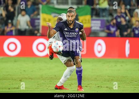 Orlando, Florida, USA, 27. August 2021, Orlando City SC Stürmer Tesho Akindele #13 erhält während des Spiels im Exploria Stadium einen Pass. (Foto: Marty Jean-Louis) Stockfoto