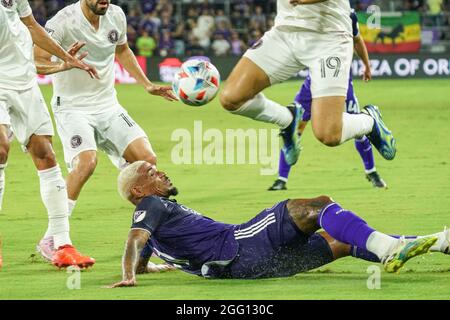 Orlando, Florida, USA, 27. August 2021, Der Orlando City SC-Spieler Junior Urso #11 macht während des Spiels im Exploria Stadium einen Slide-Tackle. (Foto: Marty Jean-Louis) Stockfoto