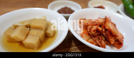 Koreanischer Kimchi und eingelegter Rettich. Stockfoto