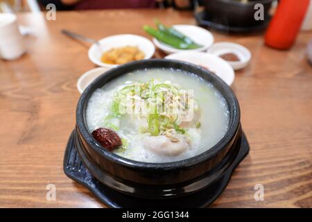 Eine Schüssel mit Samgyetang - koreanische Ginseng-Hühnersuppe. Stockfoto