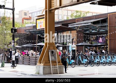 Speisen im Freien im Federales Restaurant und Fahrradverleih an der Ecke der North Morgan Street und West Lake Street im West Loop von Chicago, Illinois, USA. Stockfoto