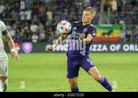 Orlando, Florida, USA, 27. August 2021, Der Orlando City SC Spieler Chris Mueller #9 erhält während des Spiels im Exploria Stadium einen Pass. (Foto: Marty Jean-Louis) Stockfoto