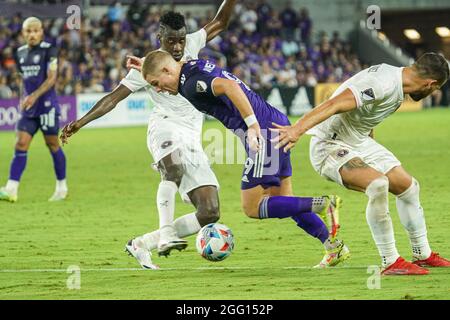 Orlando, Florida, USA, 27. August 2021, Chris Mueller, SC-Spieler von Orlando City, führt #9 an Inter Miami Players im Exploria Stadium vorbei. (Foto: Marty Jean-Louis) Stockfoto