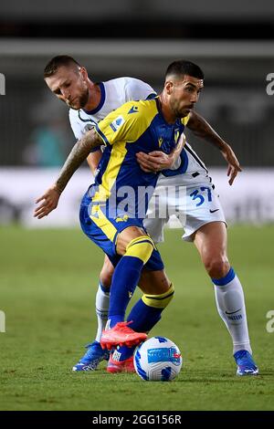 Verona, Italien. 27. August 2021. Mattia Zaccagni vom FC Hellas Verona wird während des Fußballspiels der Serie A zwischen dem FC Hellas Verona und dem FC Internazionale von Milan Skriniar vom FC Internazionale herausgefordert. Der FC Internazionale gewann 3-1 gegen den FC Hellas Verona. Kredit: Nicolò Campo/Alamy Live Nachrichten Stockfoto