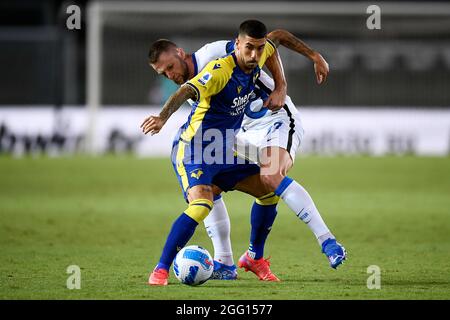 Verona, Italien. 27. August 2021. Mattia Zaccagni vom FC Hellas Verona wird während des Fußballspiels der Serie A zwischen dem FC Hellas Verona und dem FC Internazionale von Milan Skriniar vom FC Internazionale herausgefordert. Der FC Internazionale gewann 3-1 gegen den FC Hellas Verona. Kredit: Nicolò Campo/Alamy Live Nachrichten Stockfoto