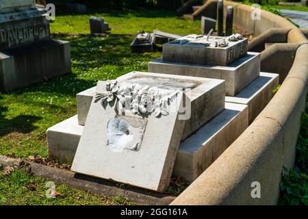 Vandalismus auf dem Hollywood Cemetery in Richmond, Virginia ab März 2021. Stockfoto