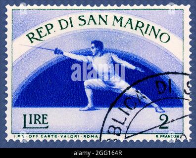 Fechten auf San Marino Briefmarke ausgestellt im Jahr 1954 Stockfoto