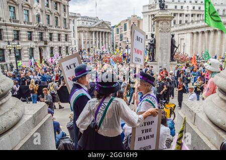 London, Großbritannien. August 2021. Während der Demonstration versammeln sich Demonstranten vor der Royal Exchange und der Bank of England. Die Demonstranten der Extinction Rebellion veranstalteten den Blutgeldmarsch, der Teil ihrer zweiwöchigen Kampagne „Impossible Rebellion“ war, gegen die City of London, den Finanzstandort der Hauptstadt. Kredit: SOPA Images Limited/Alamy Live Nachrichten Stockfoto