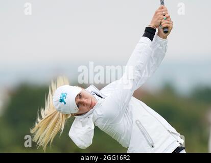 Annabell Fuller vom Team GB&I spielt vom 5. Abschlag während des Curtis Cup 2021 Tag 1 - Morning Foursomes im Conwy Golf Club, Conwy, Wales am 26/8/21 . Stockfoto