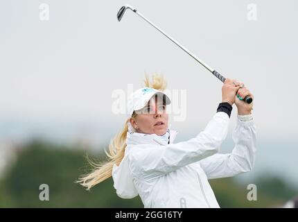 Annabell Fuller vom Team GB&I spielt vom 5. Abschlag während des Curtis Cup 2021 Tag 1 - Morning Foursomes im Conwy Golf Club, Conwy, Wales am 26/8/21 . Stockfoto