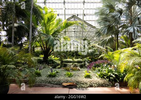 Der Hauptgarten und das Gewächshaus am Eingang zum Garfield Park Conservatory in Chicago, Illinois, USA. Stockfoto