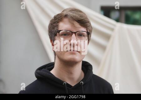 Jena, Deutschland. August 2021. Andreas Tran steht in den Clubräumen des Rosenkeller, einem Studentenclub in der Innenstadt. Oper geht, Kino geht, Stadion geht. Aber wie ist die Corona-Situation in den Musikclubs Thüringens? Ein Blick in die Hallensaison macht viele Betreiber skeptisch. (To dpa: 'Musikclubs, die einem weiteren trockenen Zauber gegenüberstehen: 'Langsam nicht mehr lustig') Kredit: Bodo Schackow/dpa-zentralbild/dpa/Alamy Live News Stockfoto