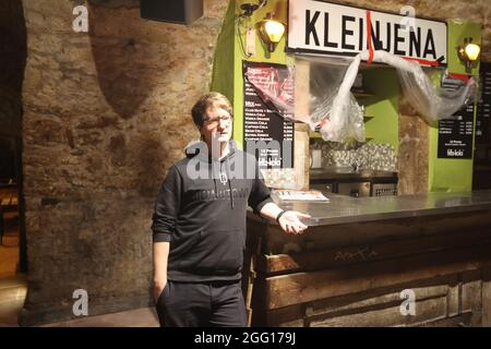 Jena, Deutschland. August 2021. Andreas Tran steht in den Clubräumen des Rosenkeller, einem Studentenclub in der Innenstadt. Oper geht, Kino geht, Stadion geht. Aber wie ist die Corona-Situation in den Musikclubs Thüringens? Ein Blick in die Hallensaison macht viele Betreiber skeptisch. (To dpa: 'Musikclubs, die einem weiteren trockenen Zauber gegenüberstehen: 'Langsam nicht mehr lustig') Kredit: Bodo Schackow/dpa-zentralbild/dpa/Alamy Live News Stockfoto