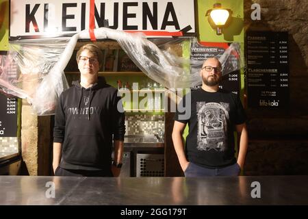 Jena, Deutschland. August 2021. Jan Hörnig (r) und Andreas Tran stehen in den Clubräumen des Rosenkeller, einem Studentenclub in der Innenstadt. Oper geht, Kino geht, Stadion geht. Aber wie ist die Corona-Situation in den Musikclubs Thüringens? Ein Blick in die Hallensaison macht viele Betreiber skeptisch. (To dpa: 'Musikclubs, die einem weiteren trockenen Zauber gegenüberstehen: 'Langsam nicht mehr lustig') Kredit: Bodo Schackow/dpa-zentralbild/dpa/Alamy Live News Stockfoto