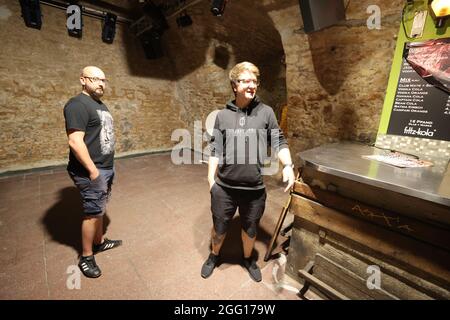 Jena, Deutschland. August 2021. Jan Hörnig (l.) und Andreas Tran stehen in den Clubräumen des Rosenkeller, einem Studentenclub in der Innenstadt. Oper geht, Kino geht, Stadion geht. Aber wie ist die Corona-Situation in den Musikclubs Thüringens? Ein Blick in die Hallensaison macht viele Betreiber skeptisch. (To dpa: 'Musikclubs, die einem weiteren trockenen Zauber gegenüberstehen: 'Langsam nicht mehr lustig') Kredit: Bodo Schackow/dpa-zentralbild/dpa/Alamy Live News Stockfoto