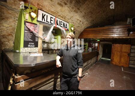 Jena, Deutschland. August 2021. Andreas Tran steht in den Clubräumen des Rosenkeller, einem Studentenclub in der Innenstadt. Oper geht, Kino geht, Stadion geht. Aber wie ist die Corona-Situation in den Musikclubs Thüringens? Ein Blick in die Hallensaison macht viele Betreiber skeptisch. (To dpa: 'Musikclubs, die einem weiteren trockenen Zauber gegenüberstehen: 'Langsam nicht mehr lustig') Kredit: Bodo Schackow/dpa-zentralbild/dpa/Alamy Live News Stockfoto