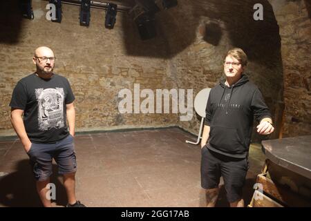 Jena, Deutschland. August 2021. Jan Hörnig (l.) und Andreas Tran stehen in den Clubräumen des Rosenkeller, einem Studentenclub in der Innenstadt. Oper geht, Kino geht, Stadion geht. Aber wie ist die Corona-Situation in den Musikclubs Thüringens? Ein Blick in die Hallensaison macht viele Betreiber skeptisch. (To dpa: 'Musikclubs, die einem weiteren trockenen Zauber gegenüberstehen: 'Langsam nicht mehr lustig') Kredit: Bodo Schackow/dpa-zentralbild/dpa/Alamy Live News Stockfoto