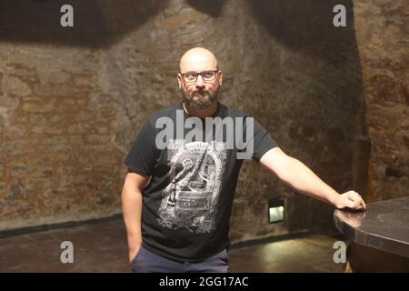 Jena, Deutschland. August 2021. Jan Hörnig steht in den Clubräumen des Rosenkeller, einem Studentenclub in der Innenstadt. Oper geht, Kino geht, Stadion geht. Aber wie ist die Corona-Situation in den Musikclubs Thüringens? Ein Blick in die Hallensaison macht viele Betreiber skeptisch. (To dpa: 'Musikclubs, die einem weiteren trockenen Zauber gegenüberstehen: 'Langsam nicht mehr lustig') Kredit: Bodo Schackow/dpa-zentralbild/dpa/Alamy Live News Stockfoto