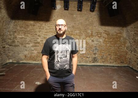 Jena, Deutschland. August 2021. Jan Hörnig steht in den Clubräumen des Rosenkeller, einem Studentenclub in der Innenstadt. Oper geht, Kino geht, Stadion geht. Aber wie ist die Corona-Situation in den Musikclubs Thüringens? Ein Blick in die Hallensaison macht viele Betreiber skeptisch. (To dpa: 'Musikclubs, die einem weiteren trockenen Zauber gegenüberstehen: 'Langsam nicht mehr lustig') Kredit: Bodo Schackow/dpa-zentralbild/dpa/Alamy Live News Stockfoto