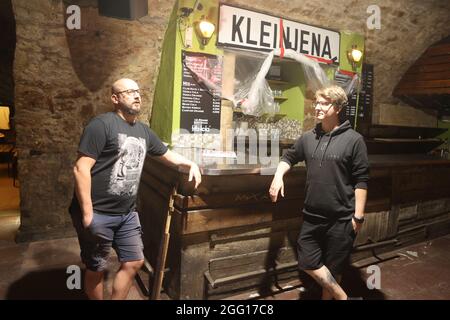 Jena, Deutschland. August 2021. Jan Hörnig (l.) und Andreas Tran stehen in den Clubräumen des Rosenkeller, einem Studentenclub in der Innenstadt. Oper geht, Kino geht, Stadion geht. Aber wie ist die Corona-Situation in den Musikclubs Thüringens? Ein Blick in die Hallensaison macht viele Betreiber skeptisch. (To dpa: 'Musikclubs, die einem weiteren trockenen Zauber gegenüberstehen: 'Langsam nicht mehr lustig') Kredit: Bodo Schackow/dpa-zentralbild/dpa/Alamy Live News Stockfoto