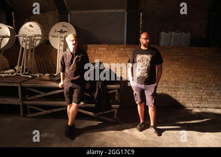 Jena, Deutschland. August 2021. Jan Hörnig (r) und Andreas Tran stehen in den Clubräumen des Rosenkeller, einem Studentenclub in der Innenstadt. Oper geht, Kino geht, Stadion geht. Aber wie ist die Corona-Situation in den Musikclubs Thüringens? Ein Blick in die Hallensaison macht viele Betreiber skeptisch. (To dpa: 'Musikclubs, die einem weiteren trockenen Zauber gegenüberstehen: 'Langsam nicht mehr lustig') Kredit: Bodo Schackow/dpa-zentralbild/dpa/Alamy Live News Stockfoto