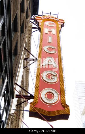 Das Schild vor dem Chicago Theater auf der North State Street in Chicago, Illinois, USA. Stockfoto