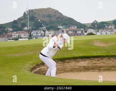 Annabell Fuller von Team GB&I spielt von einem Bunker auf dem 12. Loch während des Curtis Cup 2021, Tag 1 - Morgen, im Conwy Golf Club, Conwy, Wales Stockfoto