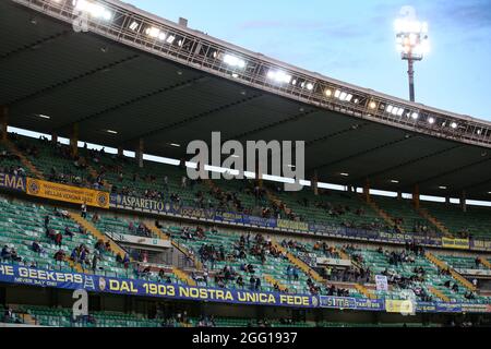 Verona, Italien, 27. August 2021. Hellas Verona Fans im Stadion während der Serie A Spiel im Stadio Marcantonio Bentegodi, Verona. Bildnachweis sollte lauten: Jonathan Moscrop / Sportimage Stockfoto