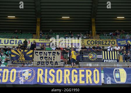 Verona, Italien, 27. August 2021. Hellas Verona Fans im Stadion während der Serie A Spiel im Stadio Marcantonio Bentegodi, Verona. Bildnachweis sollte lauten: Jonathan Moscrop / Sportimage Stockfoto