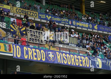 Verona, Italien, 27. August 2021. Hellas Verona Fans im Stadion während der Serie A Spiel im Stadio Marcantonio Bentegodi, Verona. Bildnachweis sollte lauten: Jonathan Moscrop / Sportimage Stockfoto