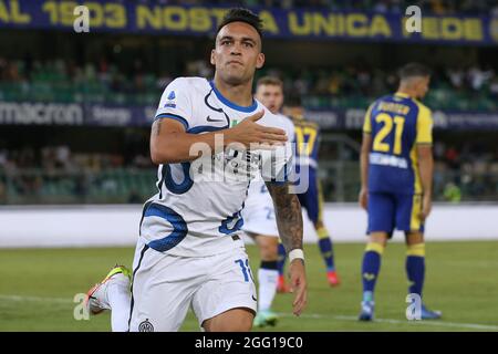 Verona, Italien, 27. August 2021. Lautaro Martinez vom FC Internazionale feiert das Spiel im Stadio Marcantonio Bentegodi, Verona, nachdem er beim Spiel der Serie A das Spiel mit 1-1 Punkten bewertet hat. Bildnachweis sollte lauten: Jonathan Moscrop / Sportimage Stockfoto